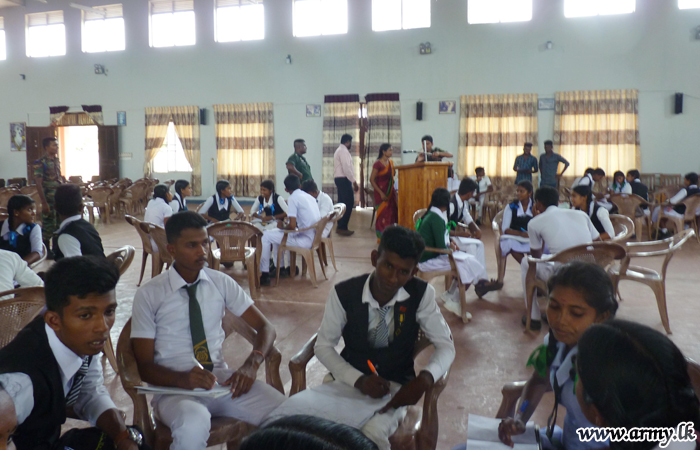 233 වන බලසේනාවේ මුලිකත්වයෙන් සංවිධානය කරනු ලැබු අ.පො.ස උසස් පෙළ විභාග සම්මන්ත්‍රණය සඳහා සහභාගි සිසු සිසුවියන් වෙනුවෙන් කජු පැළ බෙදාදෙයි