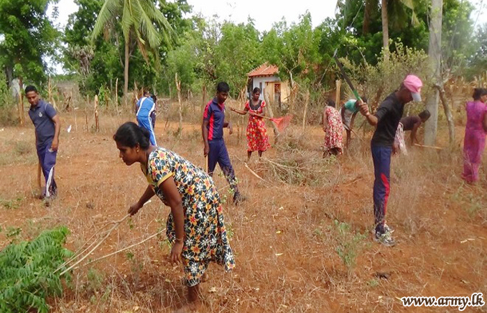 යුද්ධ හමුදා සාමාජිකයින් සිවිල් වැසියන් සමඟ ප්‍රජා සත්කාර වැඩසටහනකට එක්වෙයි