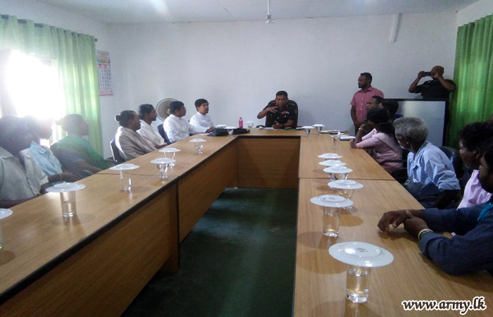 மத பிரமுகர்களுக்கும் படையினர்களுக்கும்  இடையிலான  சந்திப்பு