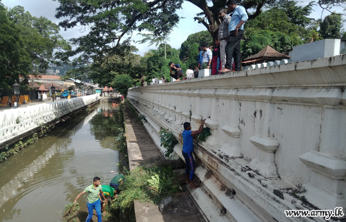 Army Troops Join Kandy Cleaning Project 