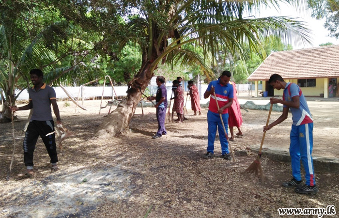 යුද්ධ හමුදා සාමාජිකයින් සිවිල් වැසියන් සමඟ ශ්‍රමදාන වැඩසටහනකට එක්වෙයි