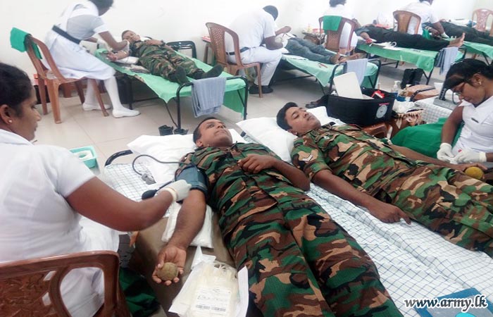 Army Personnel Give Blood to Kilinochchi Patients at BOC Branch Request