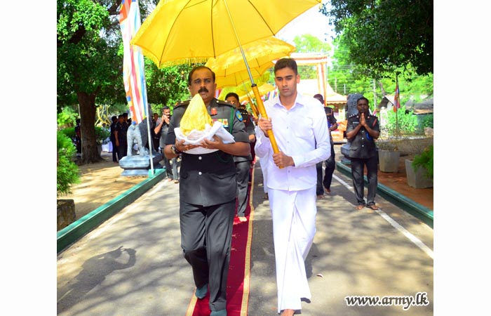 නැගෙනහිර ආරක්‍ෂක සේනා මුලස්ථානයේ අභිනවයෙන් ඉදිකරන ලද ස්තූපයේ පූජනීය ධාතූන් වහන්සේ තැන්පත් කරයි