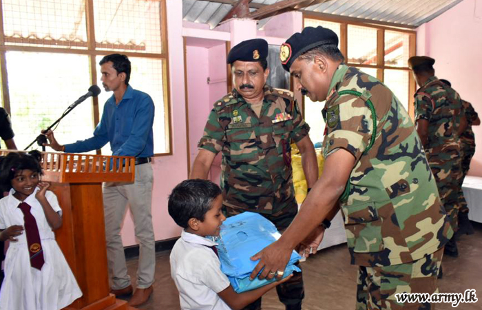 படையினரால் பாடசாலை உபகரணங்கள் மற்றும் உலர் உணவு பொதிகள் வழங்கி வைப்பு