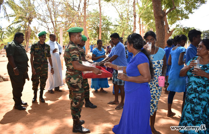 ‘Paada Yathra’ Pilgrims Given Refreshments