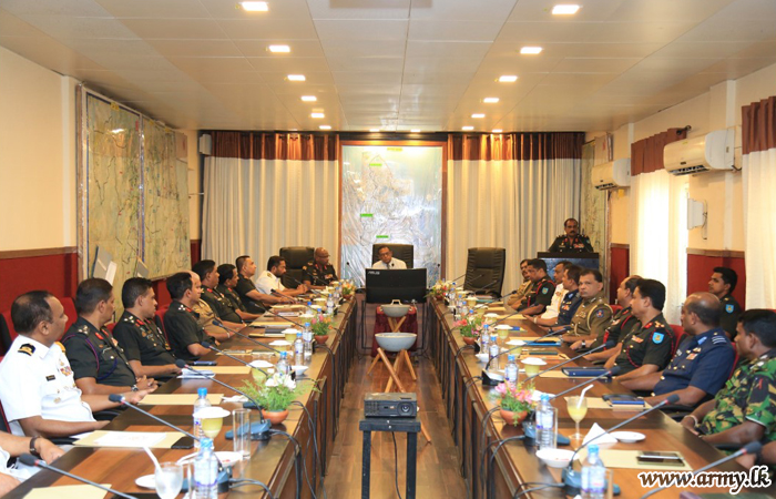 Defence Secretary Speaks to Security & Policemen in the East