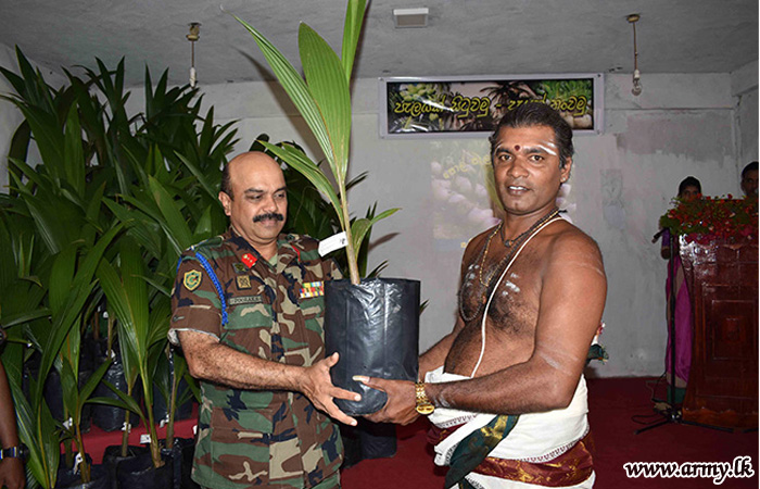 56 ஆவது படைப் பிரிவினரால்  பொதுமக்களுக்கு  1000 தென்னங்கன்றுகள் வினியோகம் 