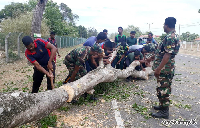64 ஆவது படைப் பிரிவினரால் பாதையில் விழுந்த மரத்தை அகற்றும் பணிகள் 
