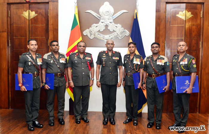 படையணித் தலைமையக சார்ஜன்ட் மேஜர்கள் ஐவருக்கு சான்றிதழ்கள் வழங்கி வைப்பு