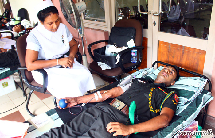 SFHQ-Cen Troops Give Blood for Kandy Patients