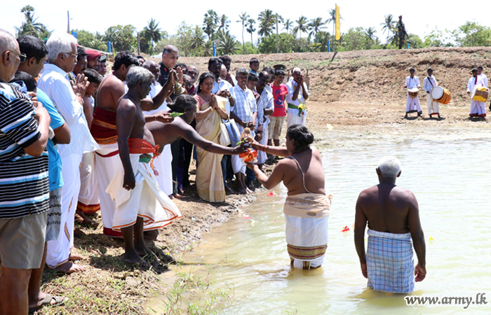 வட்டடுக்கோட்டை குளத்து நீருடன் புனித நீர் கலப்பு 