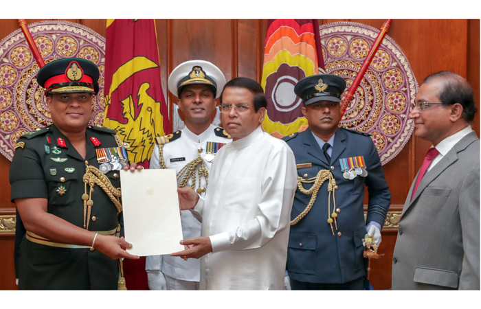 නව යුද්ධ හමුදාධිපතිතුමන් වෙත පත්වීම් ලිපිය ප්‍රදානය කරයි