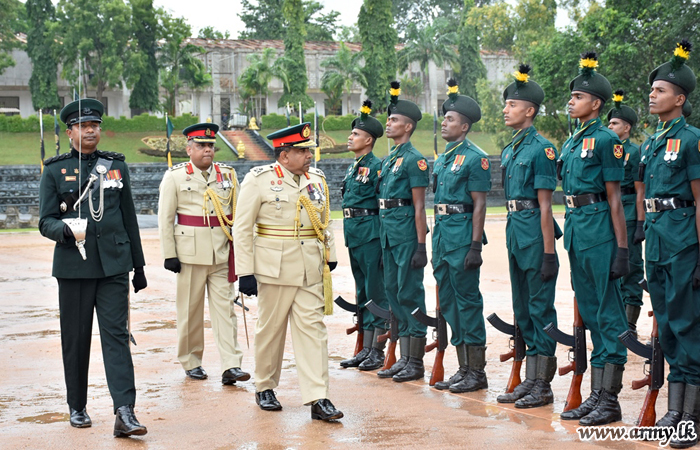 යුද්ධ හමුදා දිවියෙන් නික්මයන මේජර් ජෙනරාල් කැප්පෙටිවලාන වෙත සිය රෙජිමේන්තුවේ ගෞරවාචාරය පිරිනමයි