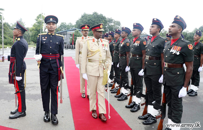 නික්මයන 22 වන යුද්ධ හමුදාධිපති ජෙනරාල් මහේෂ් සේනානායක වෙත තම මව් රෙජිමේන්තුව වන ශ්‍රී ලංකා ඉංජිනේරු බලකායේ ගෞරවාචාරය පිරිනමයි