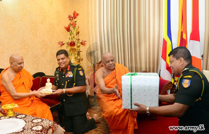 Commander Venerates Kandy 'Sri Dalada' Temple & Receives Blessings of Malwatte & Asgiriya Prelates  