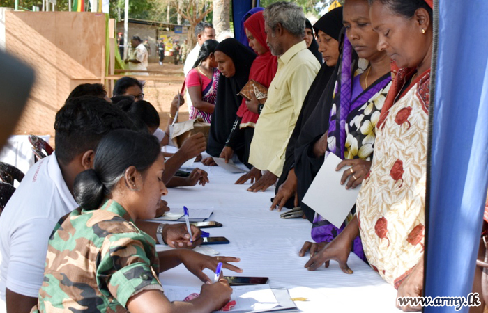 කිලිනොච්චි ප්‍රදේශයේ ප්‍රජා සුභසාධන ව්‍යාපෘතින්ට 65 වන සේනාංකයේ යුද්ධ හමුදා සාමාජිකයින් දායකත්වය සපයයි