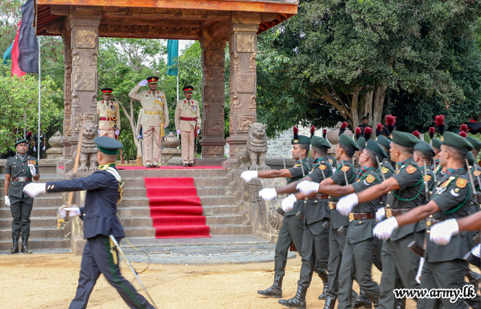 යාන්ත්‍රික පාබල රෙජිමේන්තු මූලස්ථානයේදී නව උසස්වීම් ලැබු මේජර් ජෙනරාල් අතපත්තු උණුසුම් අයුරින් පිළිගනී