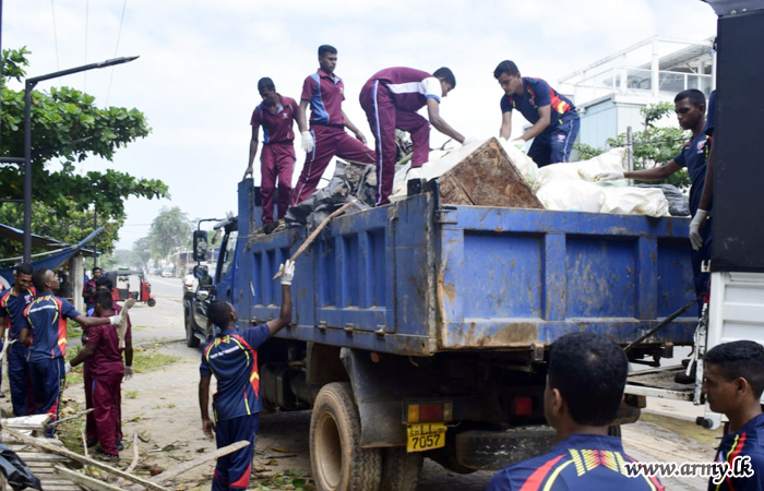 වැලිගම වෙරළ තීරය පිරිසිදු කිරීමට යුද්ධ හමුදා සාමාජිකයින්ගේ සහාය