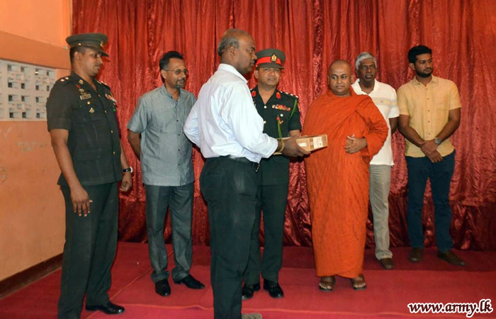 இராணுவத்தின் ஒத்துழைப்புடன் மடிகணனிகள் மாணவர்களுக்கு வழங்கி வைப்பு