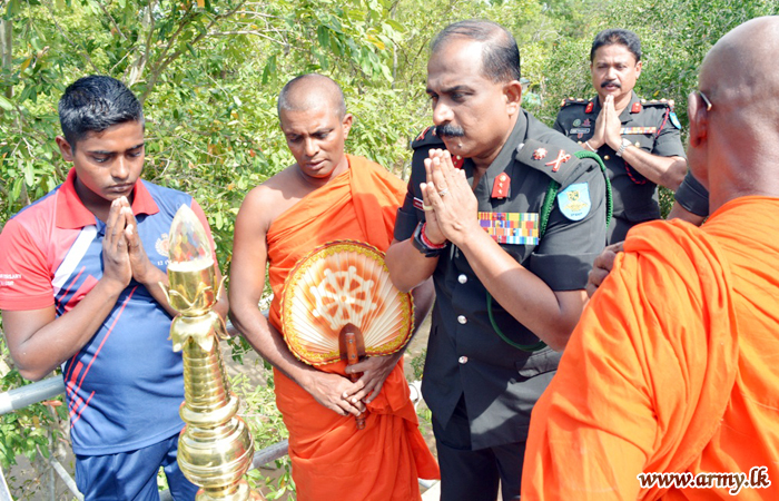 නැගෙනහිර ආරක්‍ෂක සේනා මූලස්ථාන පරිශ්‍රයේ නවතමයෙන් ඉදිකළ චෛත්‍ය රාජයාණන් වහන්සේ විවෘත කරයි