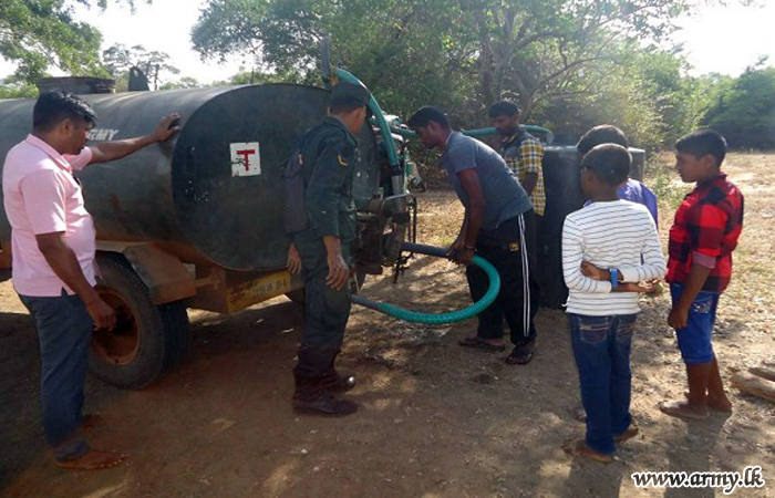 කෝවිල් පූජාවට පැමිණි බැතිමතුන්ට 3 වන ගජබා රෙජිමේන්තුවේ භටපිරිස් පානීය ජල සපයයි   