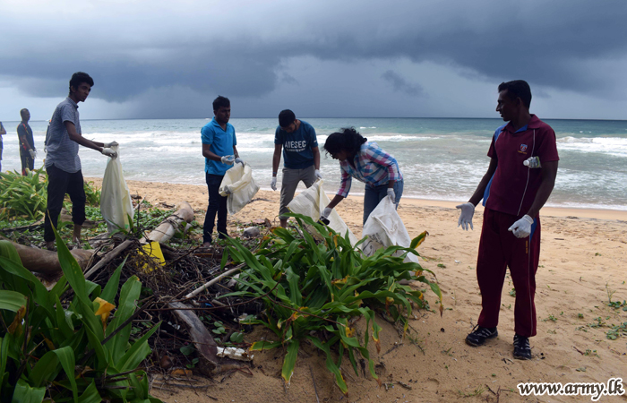 යුද්ධ හමුදා සාමාජිකයින්ගේ ප්‍රධානත්වයෙන් වෙරළ පිරිසිදු කිරිමේ ව්‍යාපෘතියක් 