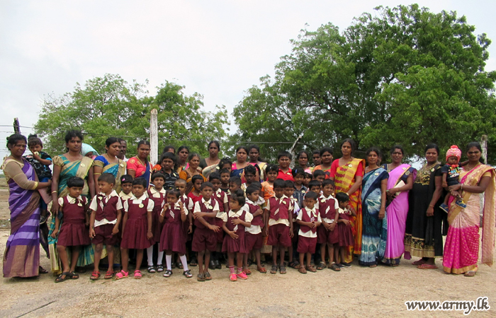 තවත් ළමුන් කණ්ඩායමක් පලාලි ගුවන් තොටුපලේ සංචාරයක