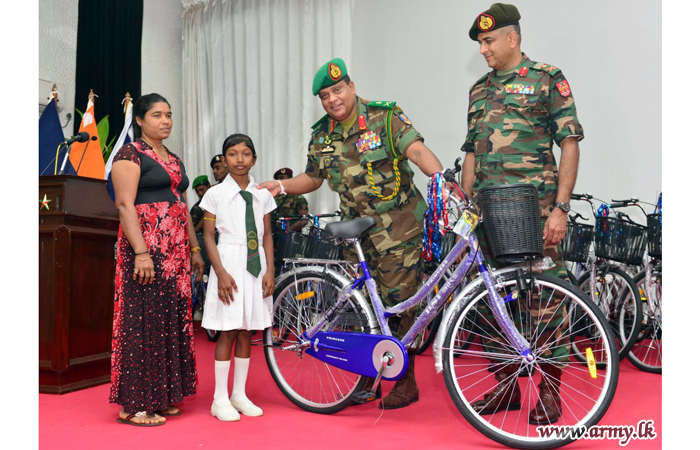 இராணுவ தளபதியினால் மாணவர்களுக்கு  துவிச்சக்கர வண்டிகள் வழங்கி வைப்பு