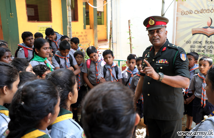 புதிய மேஜர் ஜெனரல் சாரணர் இலச்சினைகளை பாடசாலையில் பெறுகை