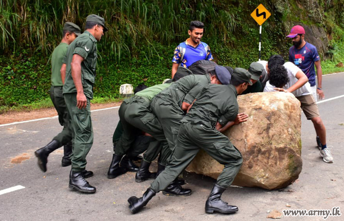 මධ්‍යම භටපිරිස් මාර්ගයට වැටිතිබු විශාල කළුගලක් ඉවත් කරයි