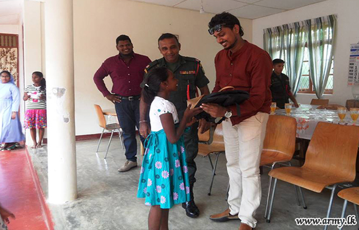 வாழ்வாதார திட்டத்தின் கீழ் இராணுவத்தினரால் மாணவர்கள் மற்றும் கர்ப்பிணி பெண்களுக்கு உதவிகள்