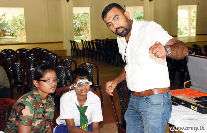 Kilinochchi Teachers & Students Get Eyes Examined