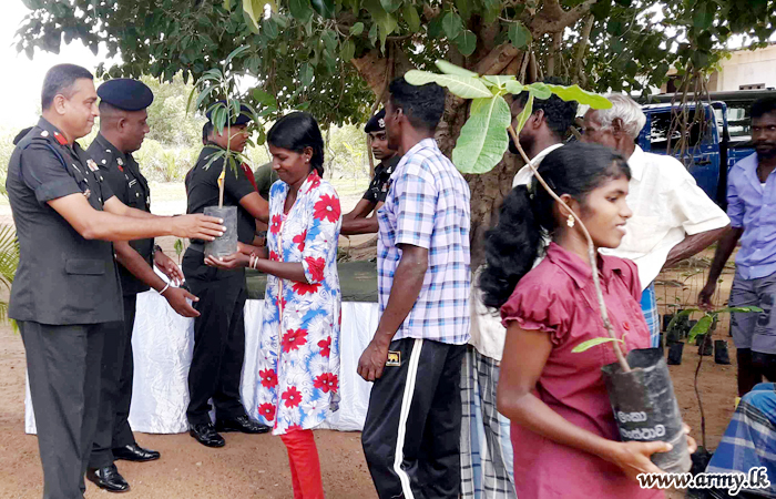 571 ஆவது படைத் தலைமையகத்தினால் மரக்கன்றுகள் வழங்கி வைப்பு
