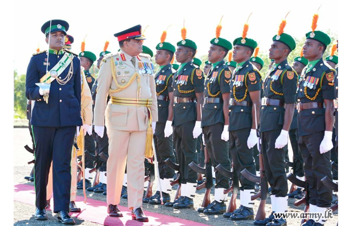 Commander Welcomed Warmly by Kilinochchi Troops  