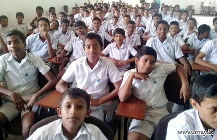இராணுவத்தினரால் பட்டதாரி ஆசிரியர்கள் மற்றும் மாணவர்களுக்கு 'தலைமைத்துவ பயிற்சிக் பட்டறை
