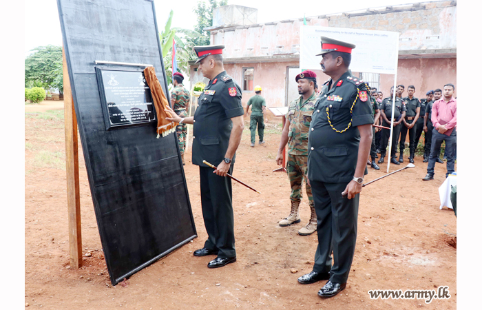 යාපනය අරක්‍ෂක සේනා මූලස්ථානයේ ප්‍රාදේශීය ගිණුම් කාර්යාලයේ නව ගොඩනැගිල්ල ඉදිකිරම සඳහා මුල් ගල් තබයි