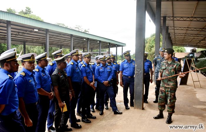 නාවික කනිෂ්ඨ මාණ්ඩලික පාඨමාලාවට සහභාගීවුවන් යාන්ත්‍රික පාබල රෙජිමේන්තු මුලස්ථානයේ සංචාරයක