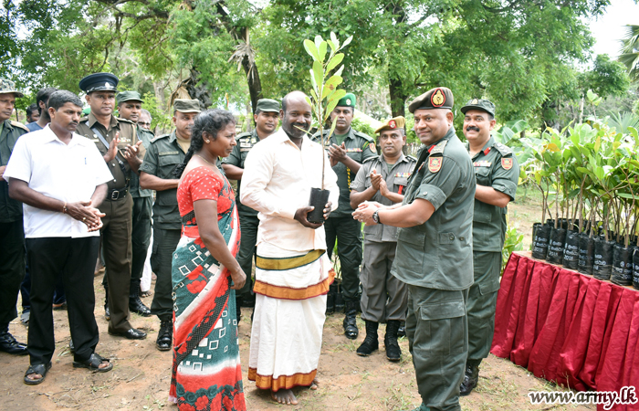 651ஆவது படைத் தலைமையகத்தினால் முந்திரியம் கன்றுகள் வழங்கிவைப்பு 