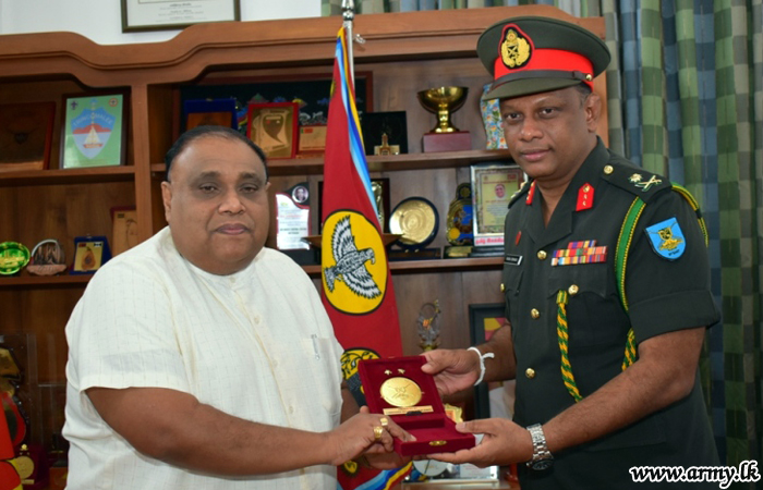 புதிய கிழக்கு பாதுகாப்பு தளபதி மதகுருமார்கள், அரச உயரதிகாரிகளை சந்திப்பு