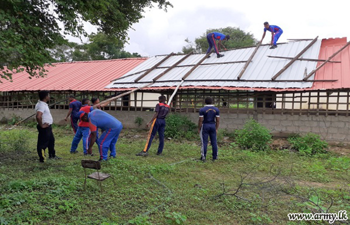 පාසල් ගොඩනැගිල්ලේ වහලය ප්‍රතිසංස්කරණයට භටපිරිස්හි සහාය