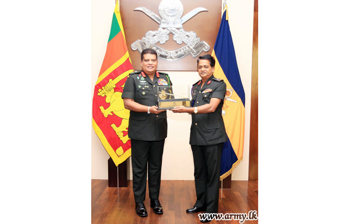 ஓய்வு பெற்றுச் செல்லவிருக்கும் உயரதிகாரி இராணுவ தளபதியை சந்திப்பு