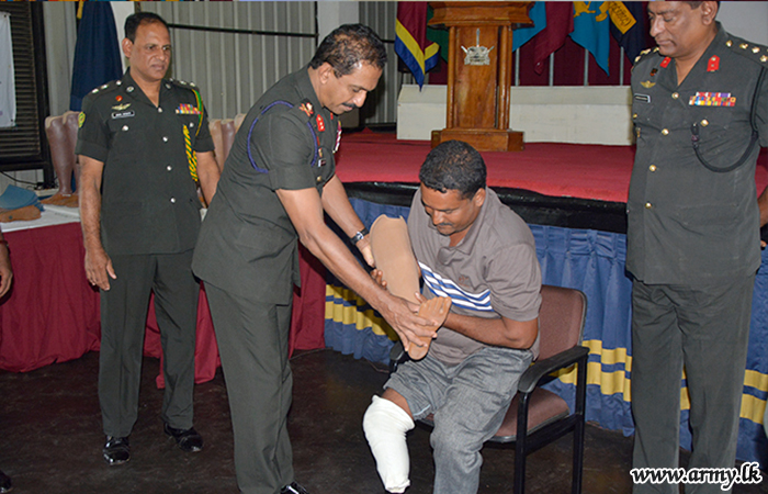 வன்னி படையினரால் சிவிலியன்களுக்கு செயற்கை உருப்புக்கள் வழங்கி வைப்பு