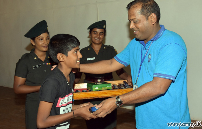 கிளிநொச்சி படையினரால்  பொதுமக்களுக்கு  மூக்கு கண்ணாடி வழங்கும் நிகழ்வு 