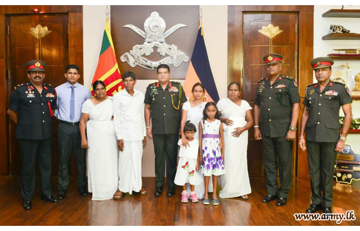 මාලි රාජ්‍යයේ සාමසාධක රාජකාරීයේ යෙදීසිටියදී දිවිපිදු ශ්‍රී ලංකා යුද්ධ හමුදාවේ විරෝදාර රණවිරුවන් දෙදෙනාගේ පවුල් වෙත යුද්ධ හමුදාධිපතිතුමන් වන්දි මුදල් ප්‍රදානය කරයි