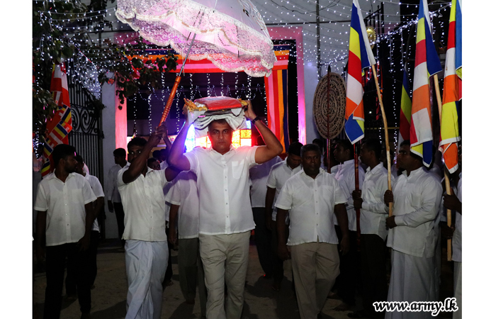 Troops Assist 'Katina Pooja Pinkama' at Jaffna Sri Naga Viharaya 