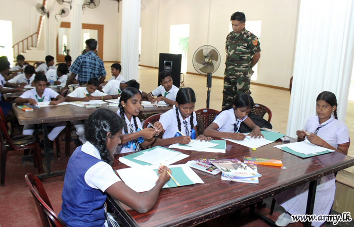 Kilinochchi Troops Provide Pre-GCE O/L Candidates with Model Papers & Seminars 