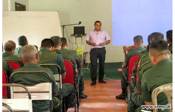 572 Brigade Troops Listen to Lecture on HRM