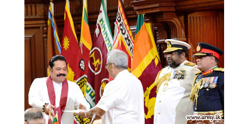 Hon Mahinda Rajapaksa Sworn in as New Prime Minister of Sri Lanka