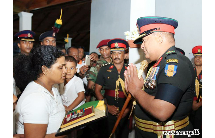 காலஞ்சென்ற லெப்டினன்ட் கேர்ணல் பெஸ்டியன் அவர்களின் இறுதிக் கிரிகைகளில் கலந்து கொண்ட இராணுவத் தளபதி