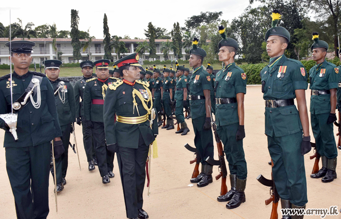 නික්මයන මේජර් ජෙනරාල් උදළුපොලට අඹේපුස්ස ශ්‍රී ලංකා සිංහ රෙජිමේන්තු මූලස්ථානයේ ගෞරවාචාරය